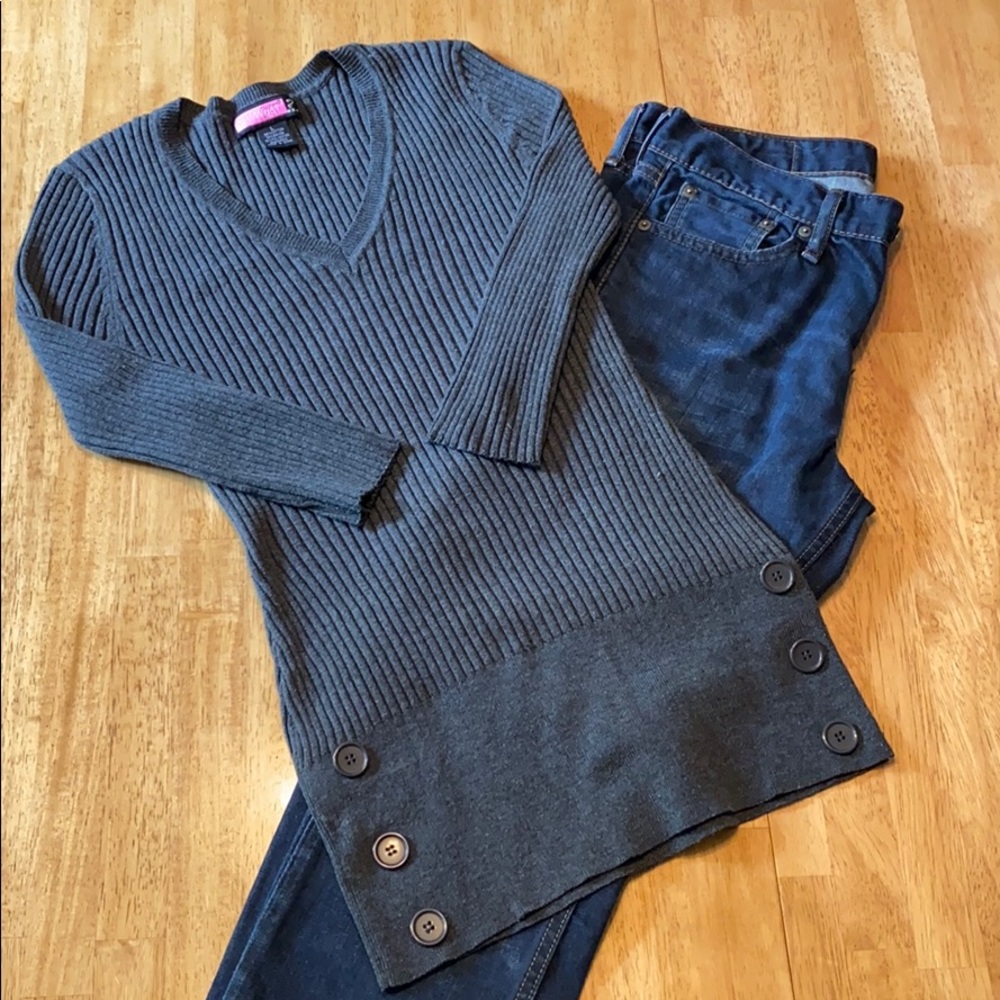 Gray super cute sweater.